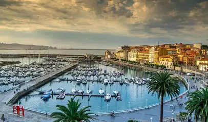 Visado aéreo del puerto deportivo de Gijón al atardecer - Qué ver y qué hacer en Oviedo y alrededores en 2023 - Blog - Buendía Tours